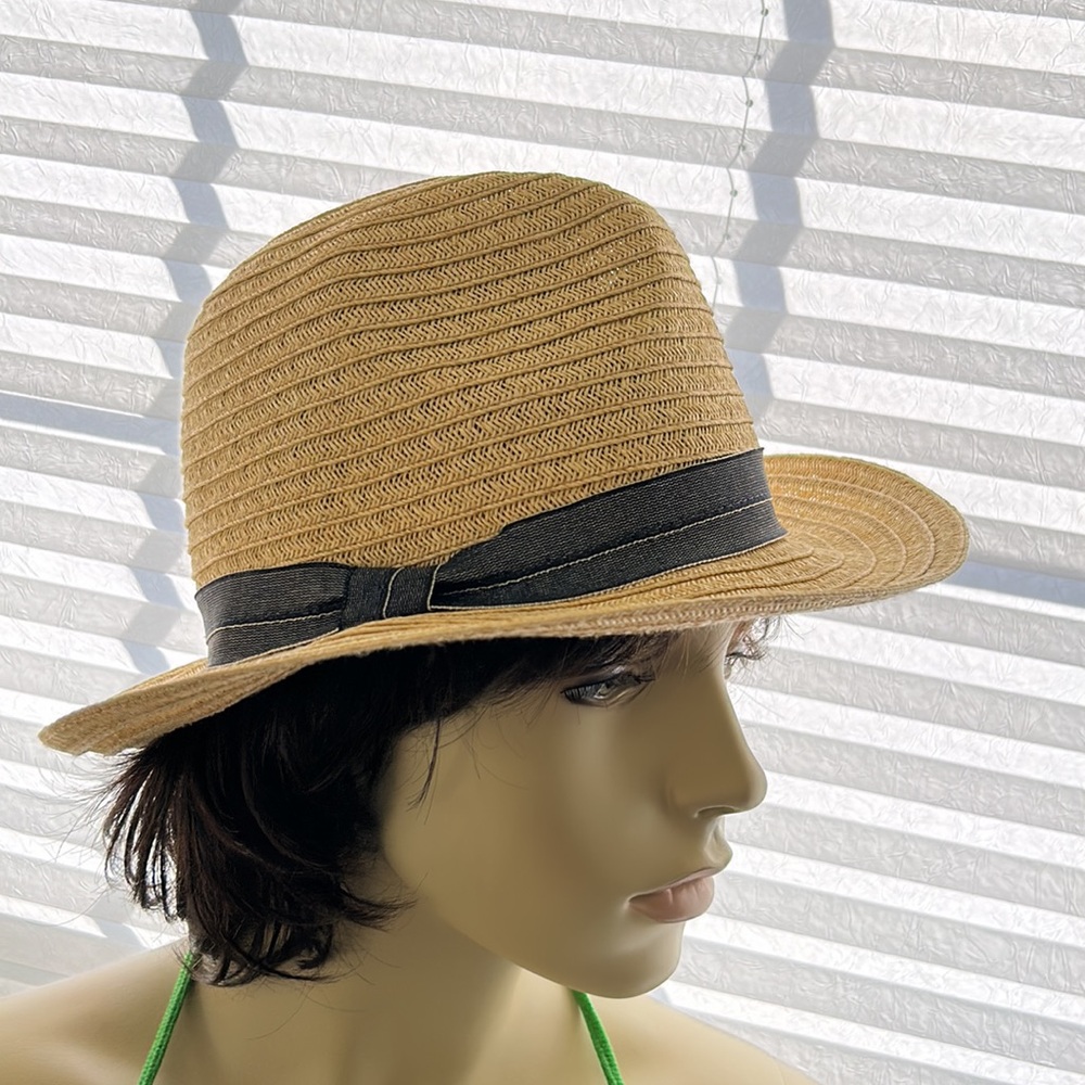 August hat - Picture 1 of 4